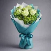Букет зеленых роз с декоративной зеленью